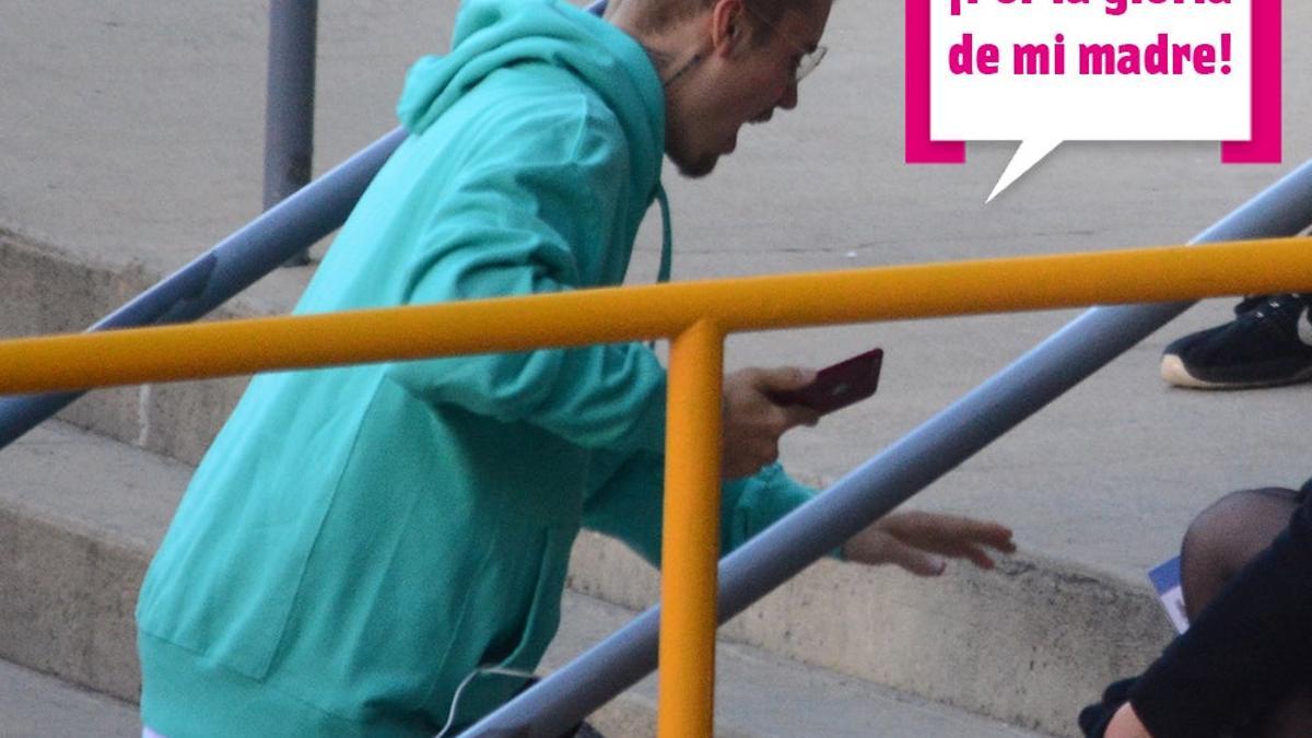 Justin Bieber casi se cae por hablar por teléfono