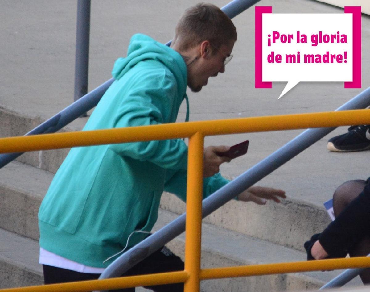 Justin Bieber casi se cae por hablar por teléfono