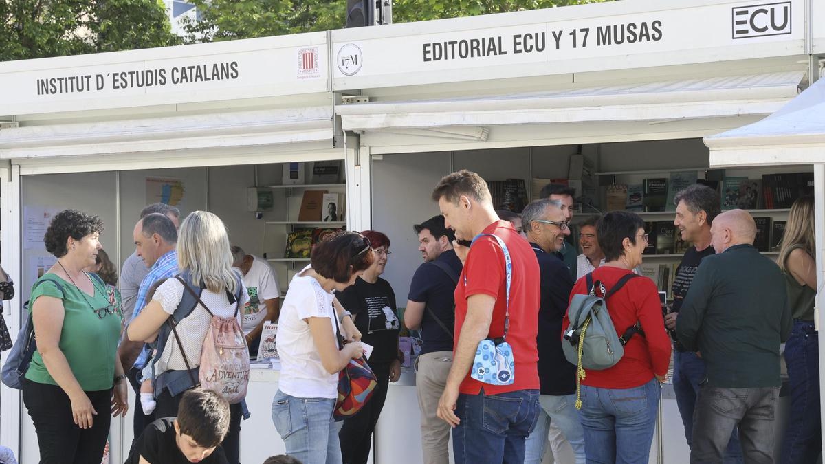 Casetas de la Feria del libro de Alicante el pasado año en la plaza Séneca