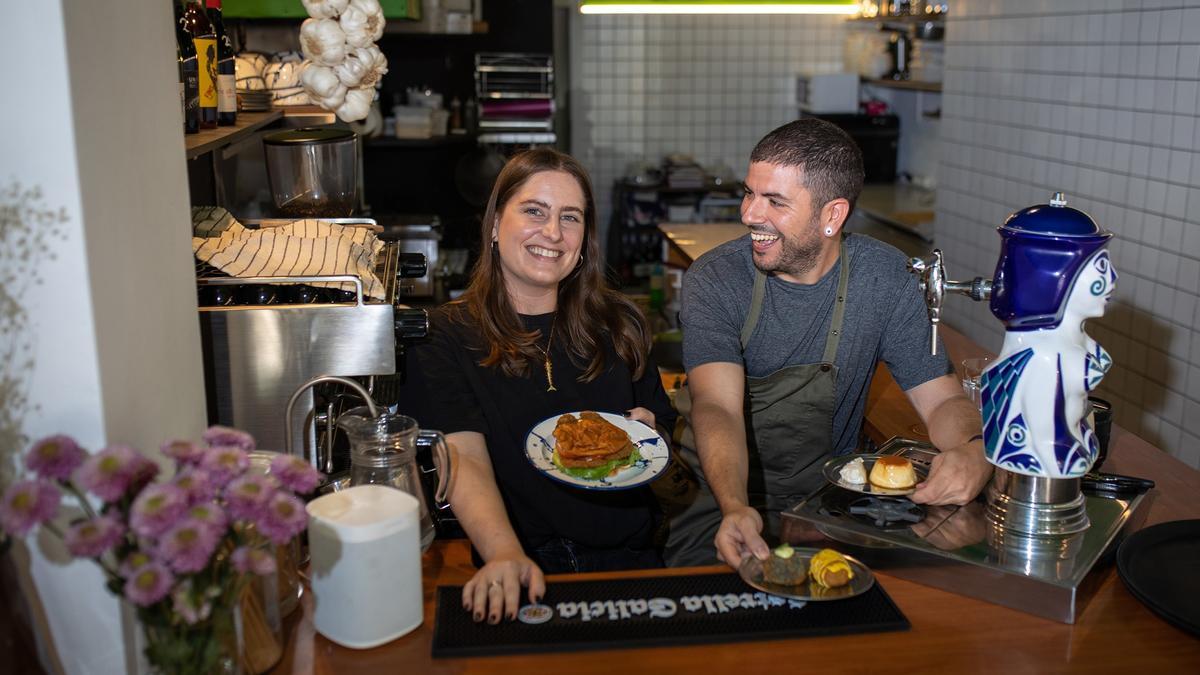 Gala Masetti y Jordi Saavedra, con el sándwich de milanesa, las croquetas y el flan.