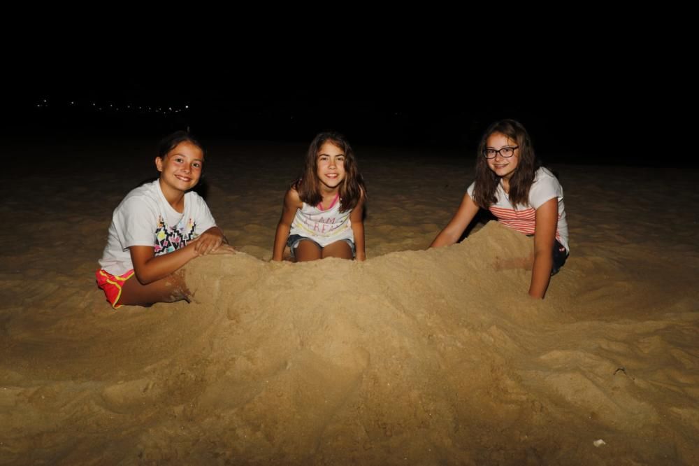 Cientos de personas acuden un año más al arenal de Nigrán para celebrar el inicio del verano entre fuego y diversión.