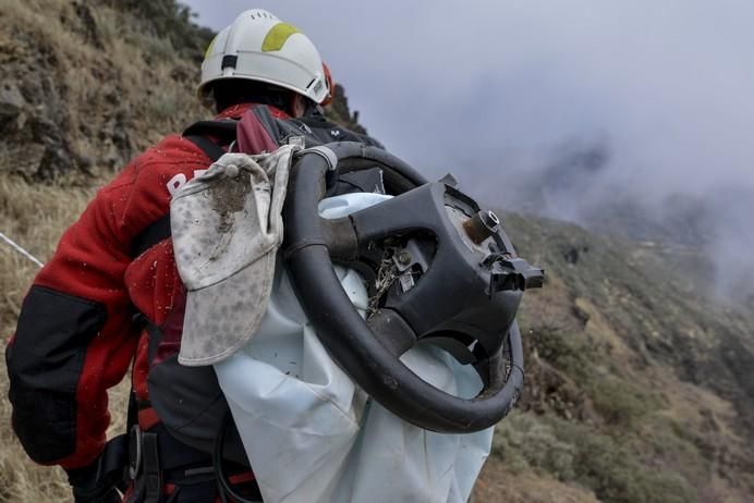 TEJEDA A 01/07/2017. Operación recuperar pertenencias del vehículo siniestrado en la Degollada de Las Palomas por el grupo GIOR. FOTO: J.PÉREZ CURBELO