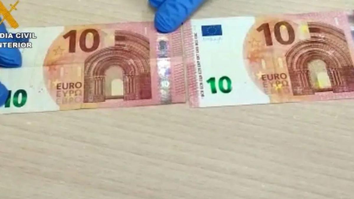 Billetes falsos utilizados por los turistas en el hotel.  | | GUARDIA CIVIL