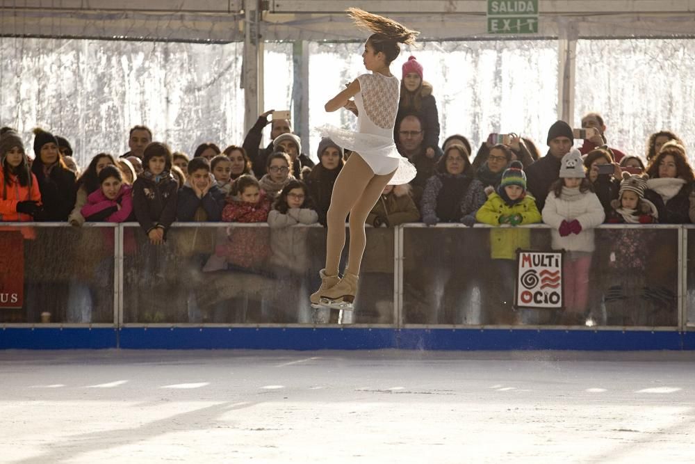 Exhibición de patinaje sobre hielo en la pista de Gijón