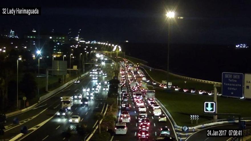 Un accidente colapsa la entrada sur de la capital