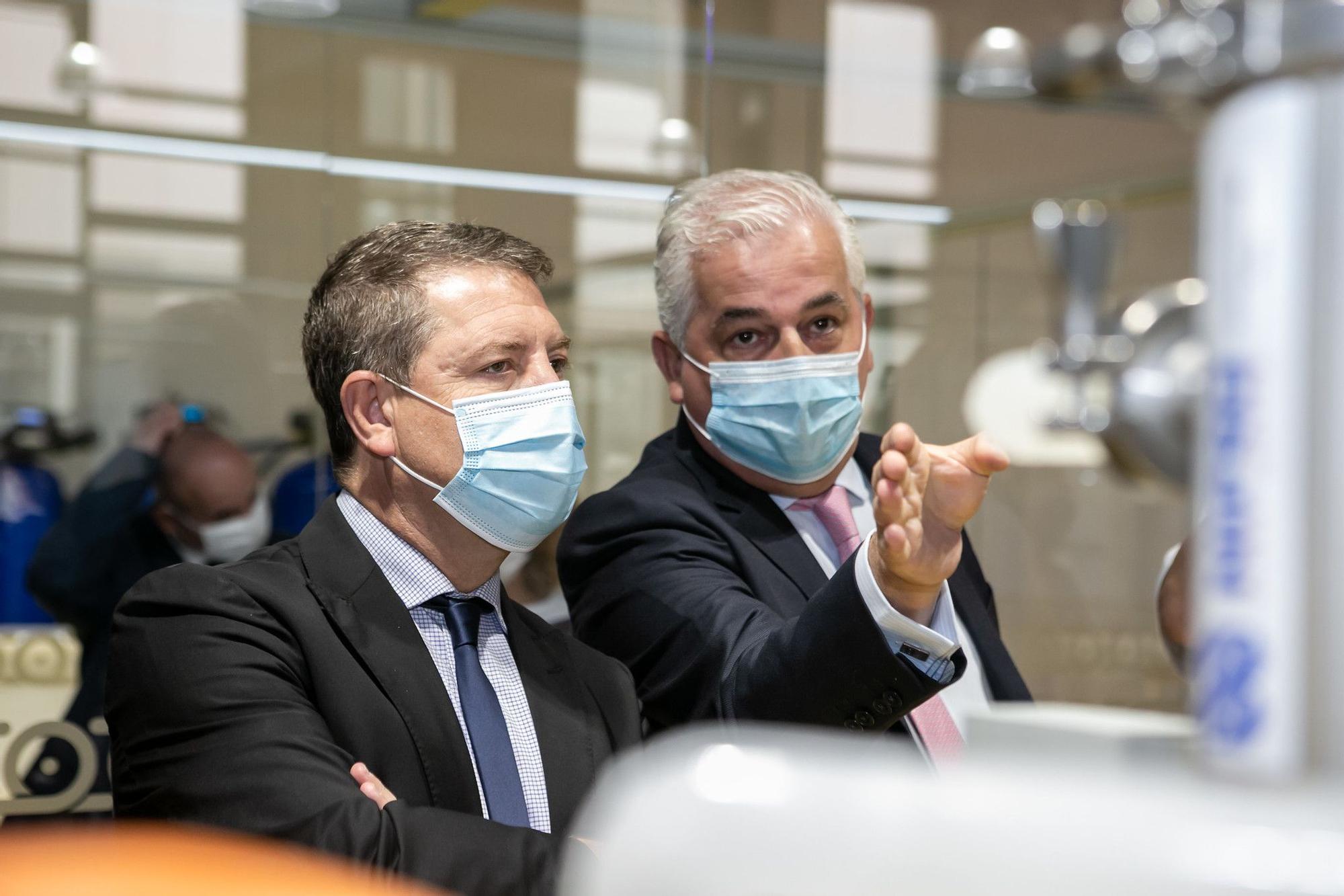 El presidente de la Comunidad de Castilla La-Mancha, Emiliano García-Page, y el consejero delegado de Avericum, Javier Artiles Camacho, en el recorrido de la visita de las instalaciones del centro de diálisis de Alcázar de San Juan.