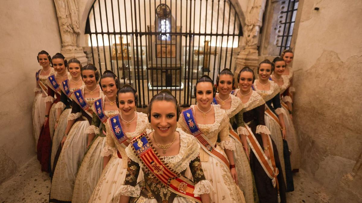 La Fallera Mayor de Valencia, María Estela Arlandis, en el centro.