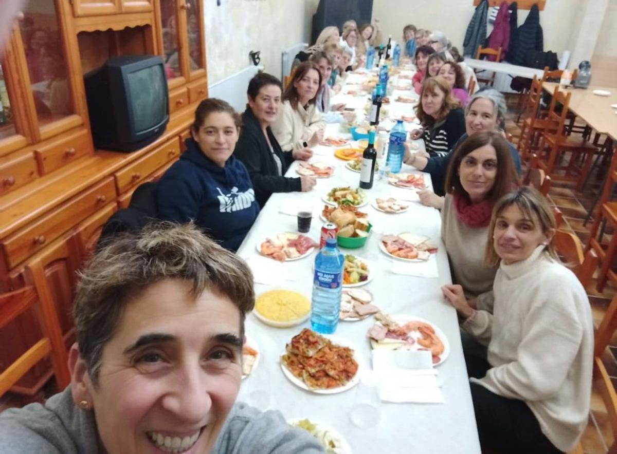 Las vecinas de Plenas se reunieron para cenar.