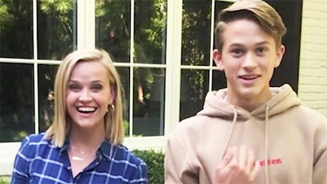 Reese Whiterspoon y su hijo Deacon en una imagen en TikTok