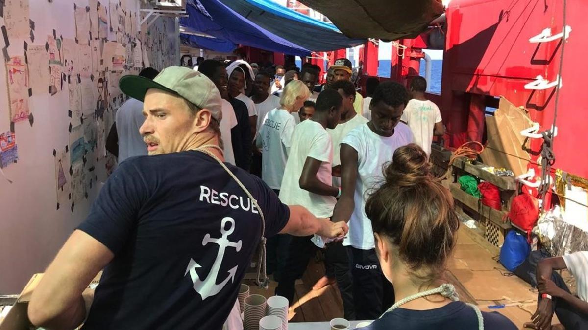 Voluntarios de Médicos sin Fronteras desembarcan en Malta a los inmigrantes recogidos por el 'Ocean Viking'.