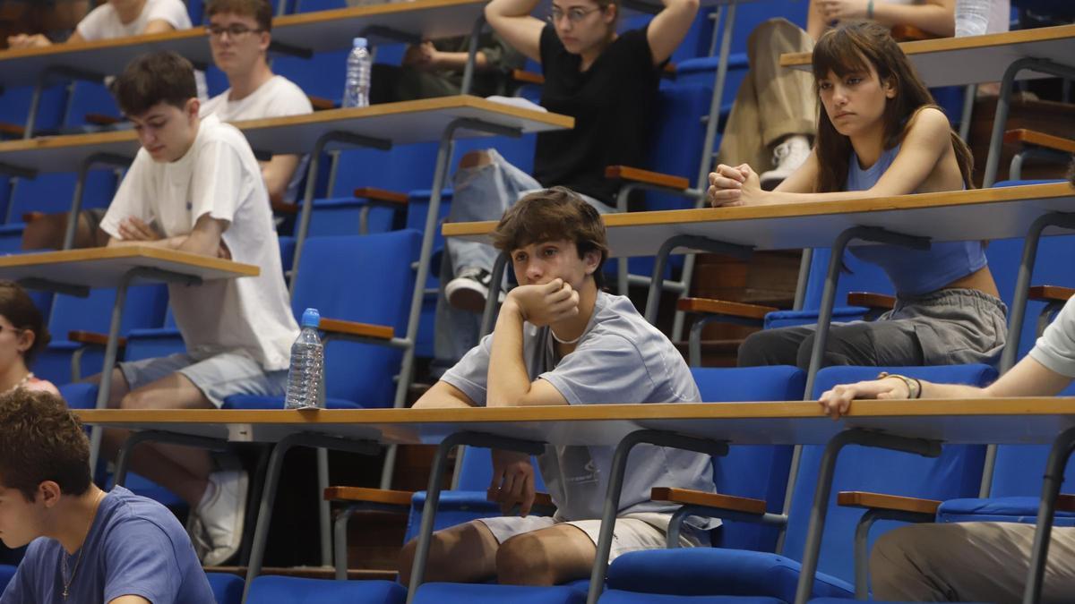 Un alumno, pensativo, momento antes de recibir un exámen en la Evau de 2023 en Zaragoza