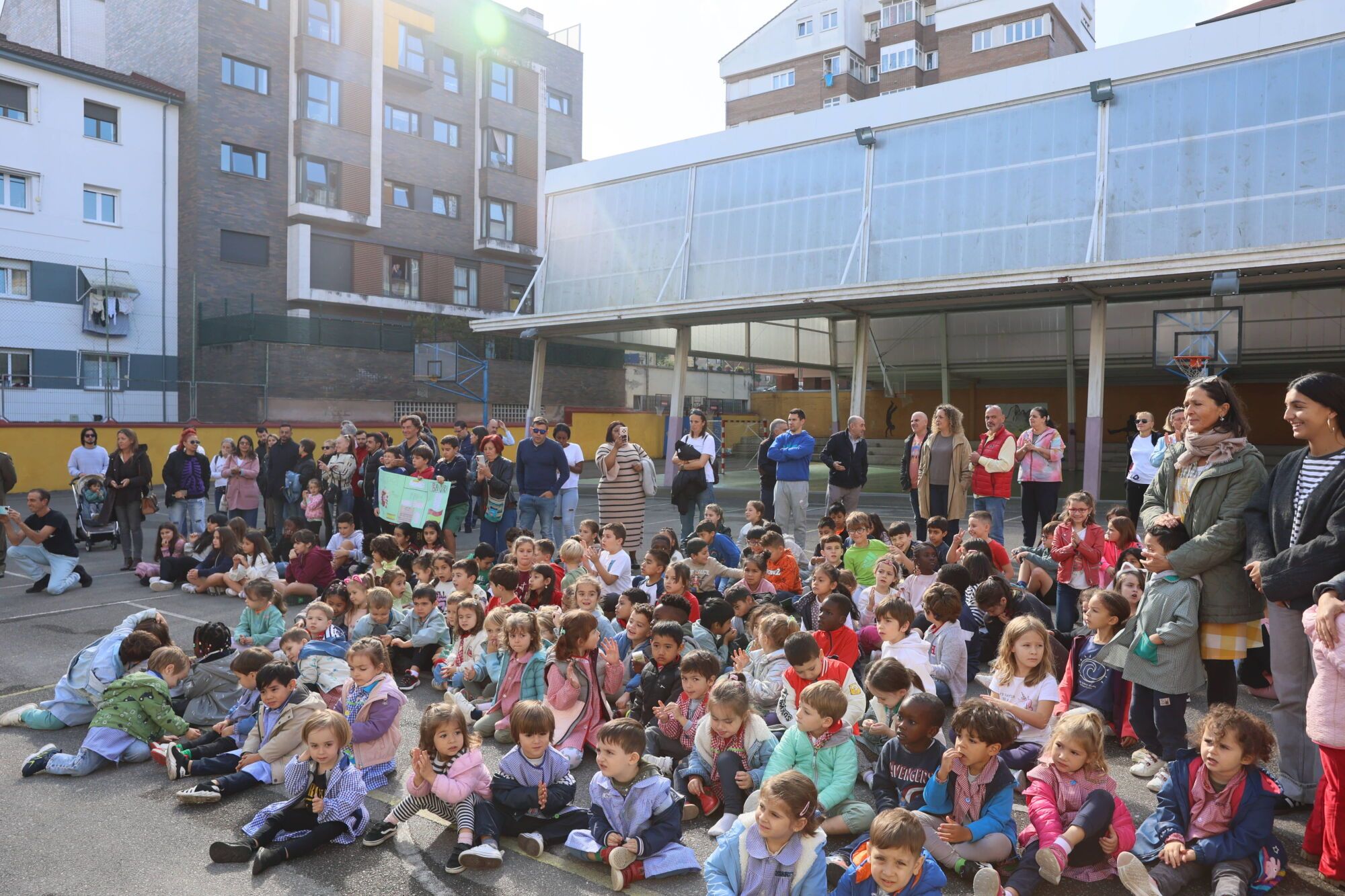 Escuelas Blancas. Acto de izado de la bandera con asistencia del delegado de Defensa y representantes de la Guardia Civil, la Policía Nacional y la Municipal, entre otros
