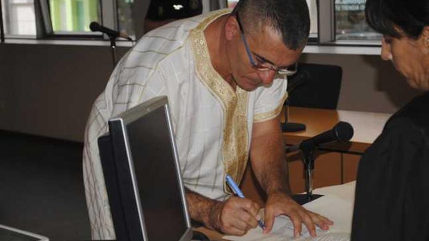 El entrenador de boxeo José Santana firma durante la ceremonia de su matrimonio civil celebrada ayer en Telde. | lp / dlp