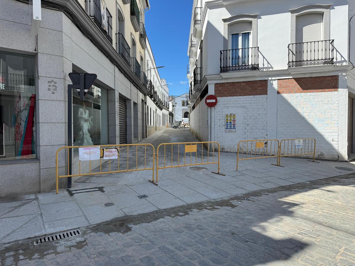 Vallas que impiden el paso de vehículos por la calle San Cayetano de Pozoblanco.