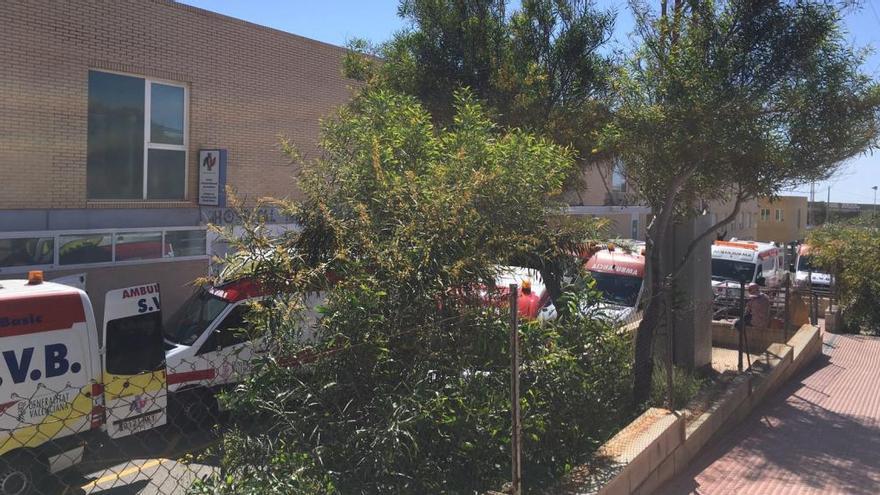 Atasco de ambulancias en el Hospital Marina Baixa