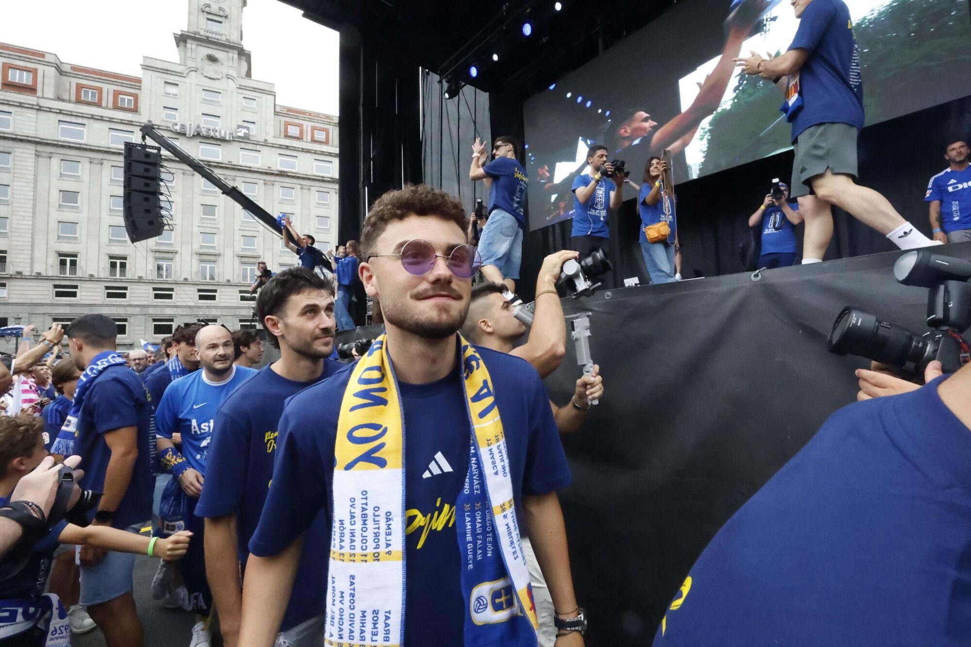 Locura azul en las calles de Oviedo para celebrar el ascenso del equipo a Primera División