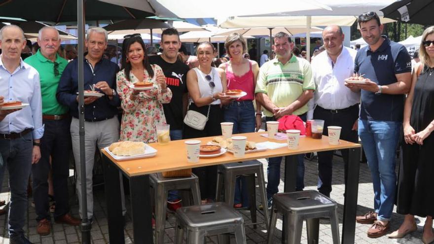 La alcaldesa, Nidia Arévalo, y la directora de Turismo de Galicia, Nava Castro, entre los asistentes a la fiesta, ayer en Mos.   | // ANXO GUTIÉRREZ.