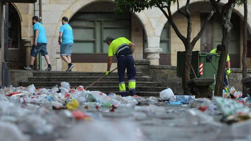 Restos del botellón en Pontevedra. // Gustavo Santos