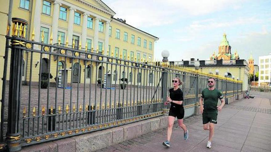 Dos finlandesos corren pel centre de la capital del país, Hèlsinki | RICARDO MIR DE FRANCIA