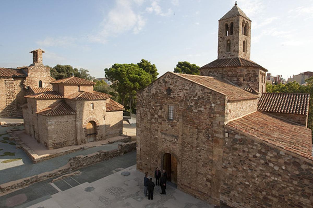 Vista del conjunt de la Seu d’Ègara, amb Santa Maria en primer terme, Sant Miquel al centre i Sant Pere a l’esquerra.