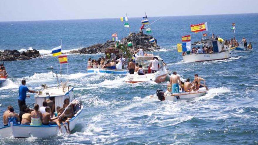 La tradicional procesión marítima por la bahía de El Cotillo. | gabriel fuselli