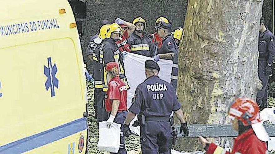 Policía y bomberos portugueses atienden a los heridos tras la tragedia.