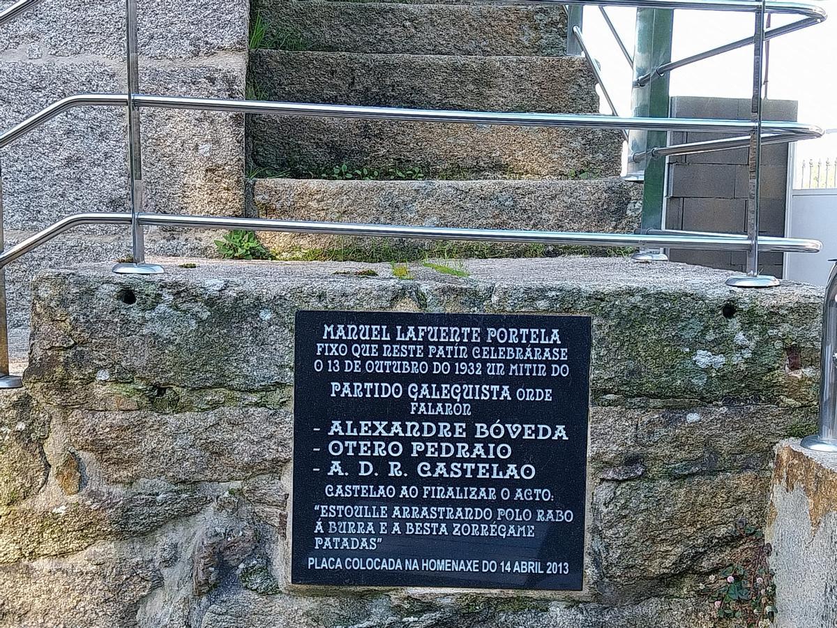 A placa de homenaxe e recordo colocada no patín da vivenda da aldea de Meiro na que Castelao, Otero Pedrayo e Bóveda ofreceron un mitin na mañán do 9 de outubro de 1932.