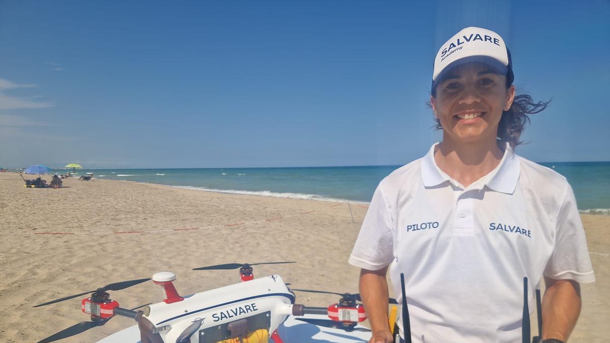 Conoce a una de las primeras pilotos de drones de salvamento de playas
