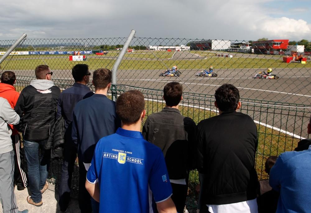 Fernando Alonso visita el circuito de Karting en Llanera