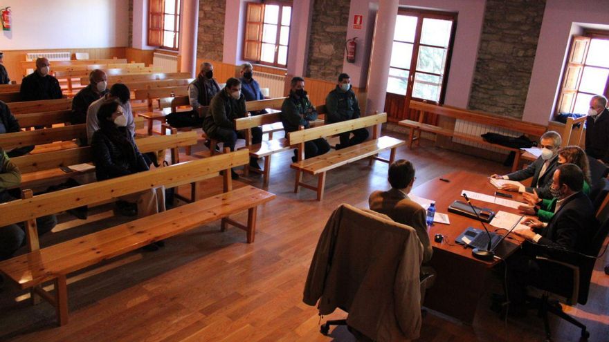 Reunión de la Junta Consultiva de la Reserva Sierra del Culebra, ayer en Villardeciervos. | A. S.