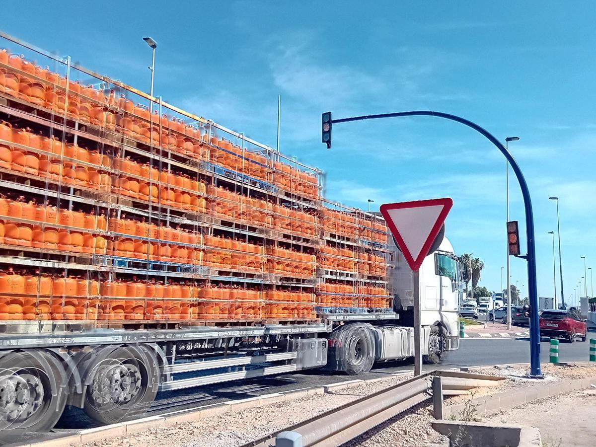 La glorieta de Punta Prima de la N-332 en Torrevieja ya tiene los semáforos inteligentes, aunque de momento solo en ámbar
