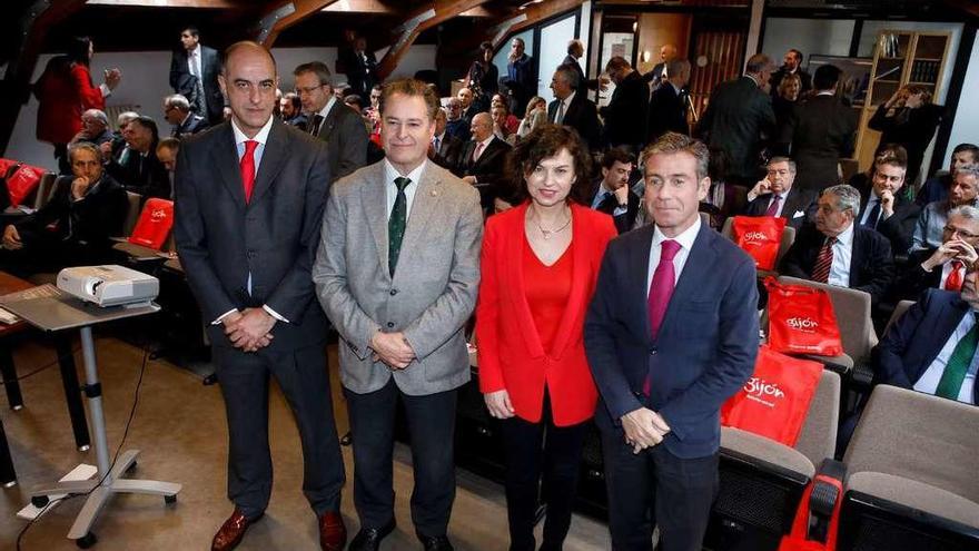 Por la izquierda, Javier Fano, Félix Baragaño, Montserrat López Moro y Alfredo Gosálvez, ayer, ante los asistentes a la presentación en Gijón del fórum Panasef.