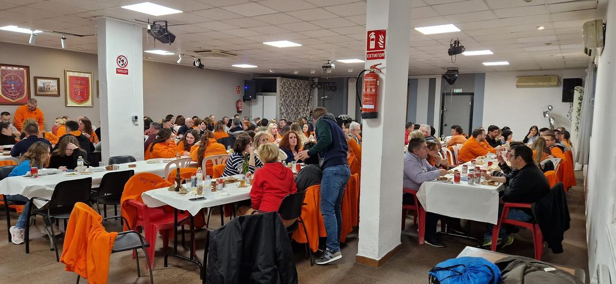 El casal de la Plaça de la Tenda, lleno de polares