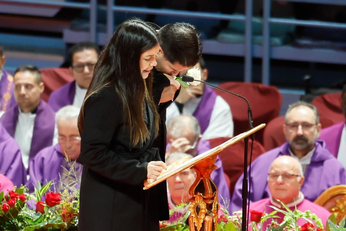 El padre Ángel Escapa, a la izquierda de la imagen