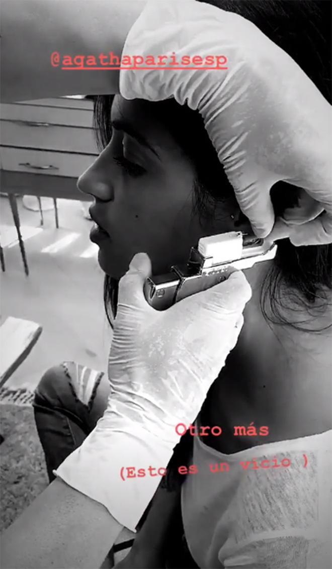Sara Carbonero haciéndose un segundo piercing