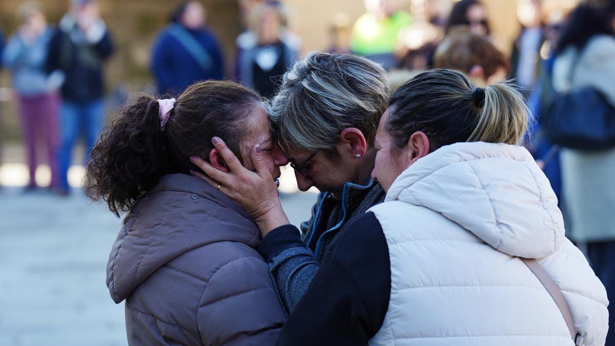 Varias vecinas consuelan a la prima de la víctima (i) durante una concentración ante el Ayuntamiento de Baiona, a 6 de febrero de 2023, en Baiona, Pontevedra, Galicia (España).