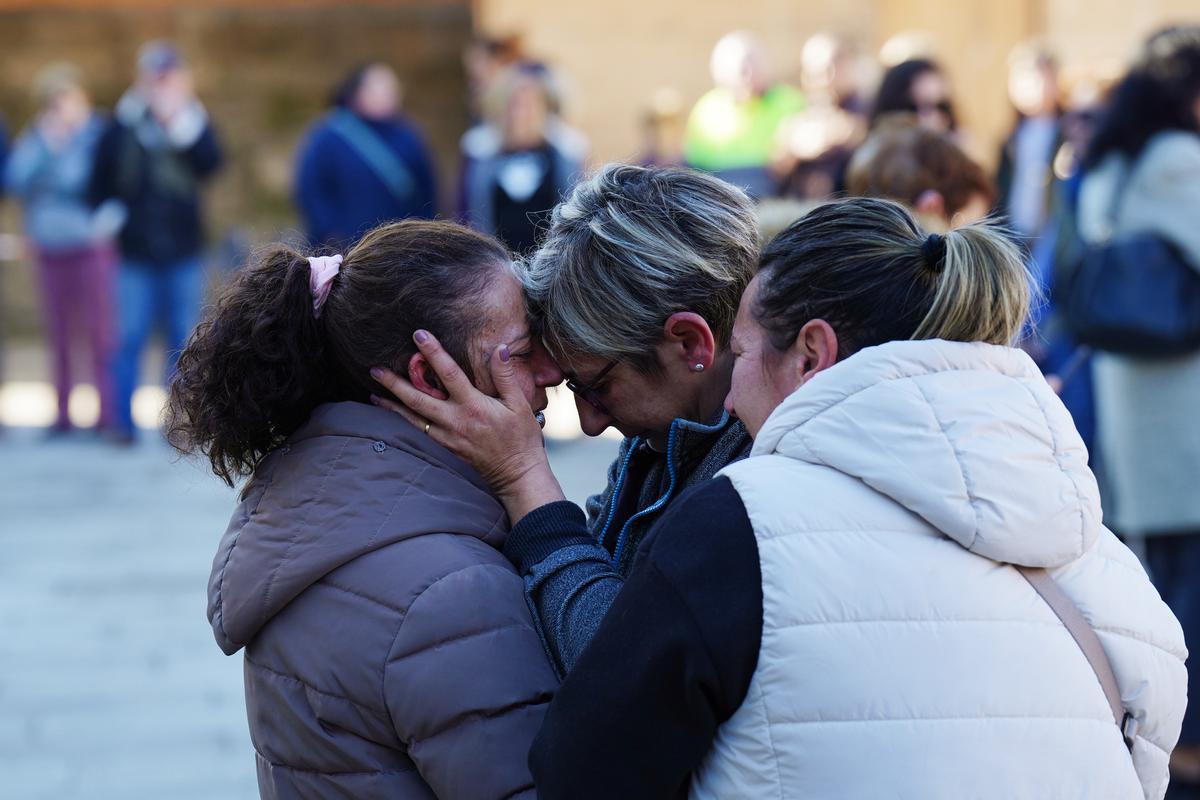 Varias vecinas consuelan a la prima de la víctima (i) durante una concentración ante el Ayuntamiento de Baiona, a 6 de febrero de 2023, en Baiona, Pontevedra, Galicia (España).