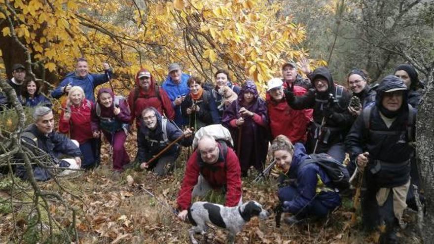 Alcornoques y trincheras en la ruta de los senderistas en Aín