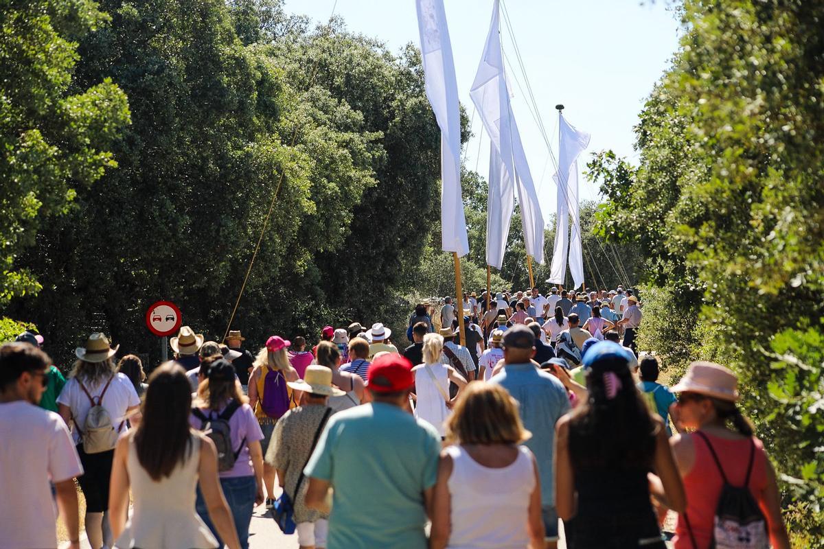 Los pendones de Fariza custodian a la Virgen del Castillo en la vuelta a su morada