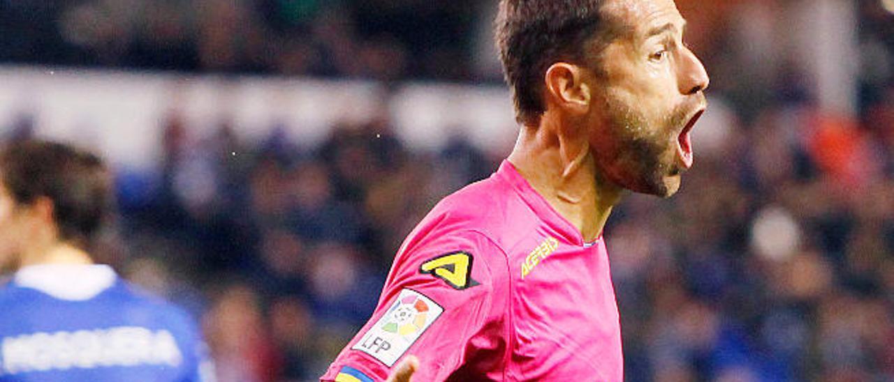 El capitán de la UD y central de Maspalomas David García Santana celebra su tanto en Riazor al Dépor.