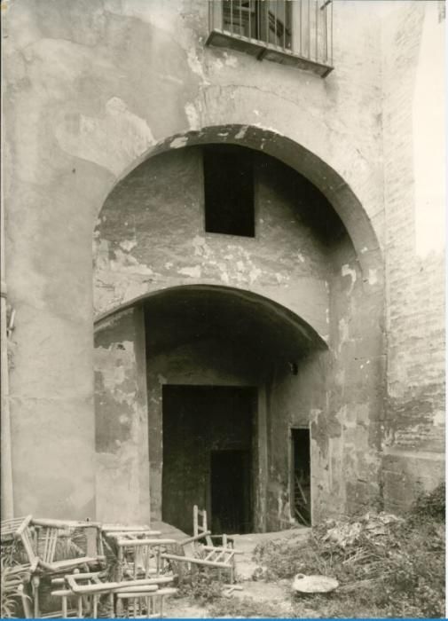 Puerta de acceso al Patio Sur, oculta por construcciones añadidas