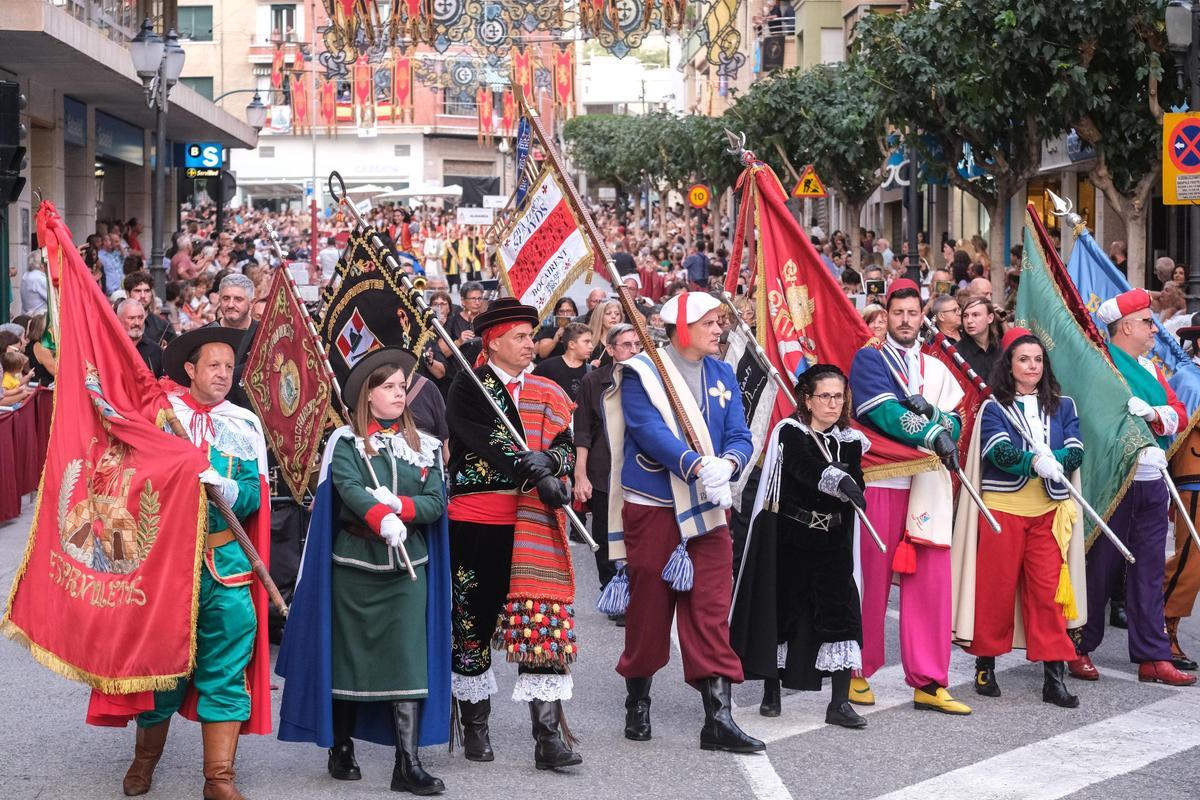 Las mejores imágenes del Desfile del 50 aniversario del Primer Congreso Nacional de Fiestas de Moros y Cristianos en Villena Las mejores imágenes del Desfile del 50 aniversario del Primer Congreso Nacional de Fiestas de Moros y Cristianos en Villena