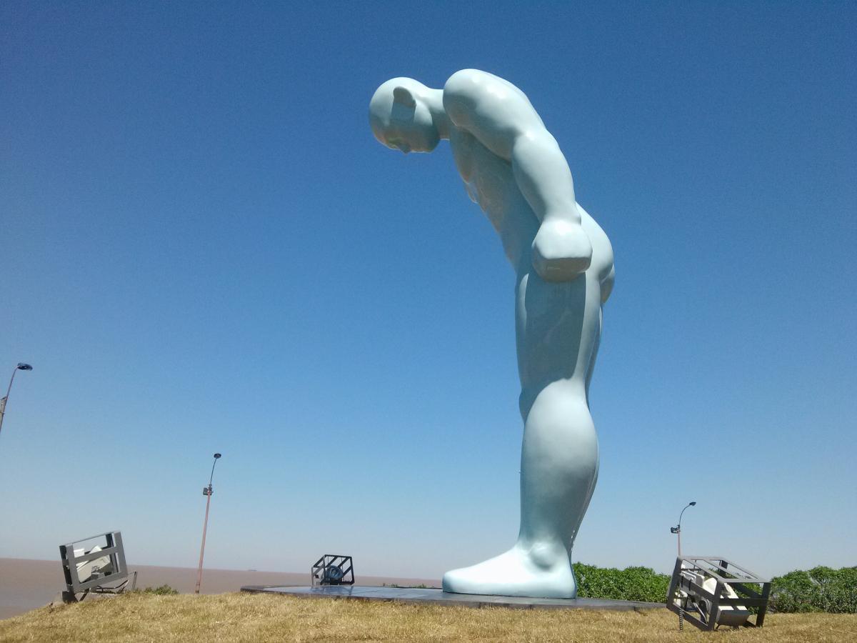 Greeting Man,una estatua de seis metros que se pretende instalar en el Puerto, para conmemorar los lazos de amistad y gratitud.