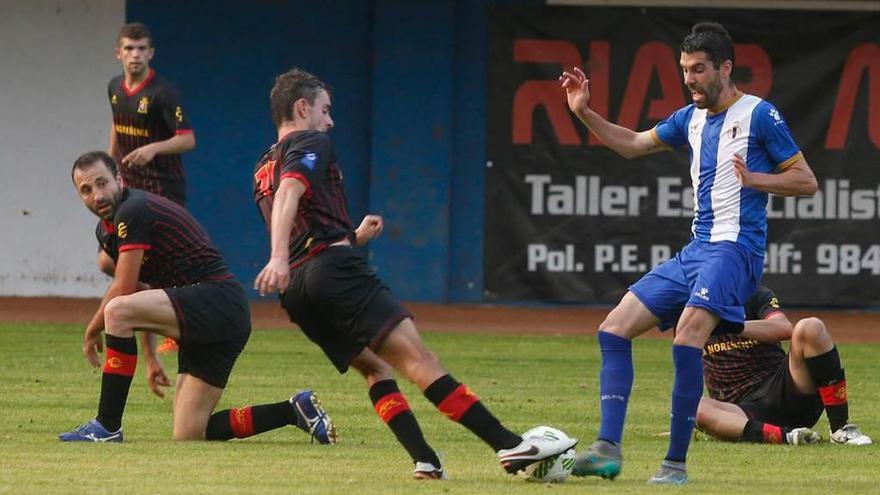 Nacho Méndez rodeado jugadores del Condal en el partido de la Copa Federación de este año.