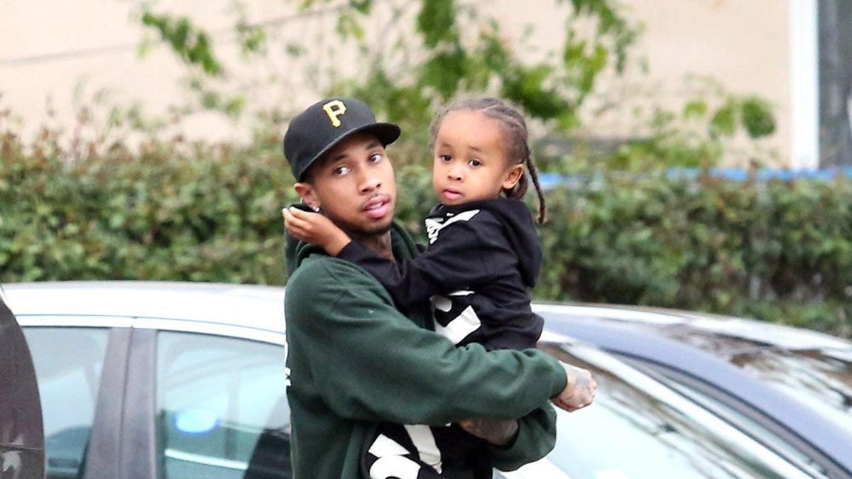 Tyga pasea con su retoño