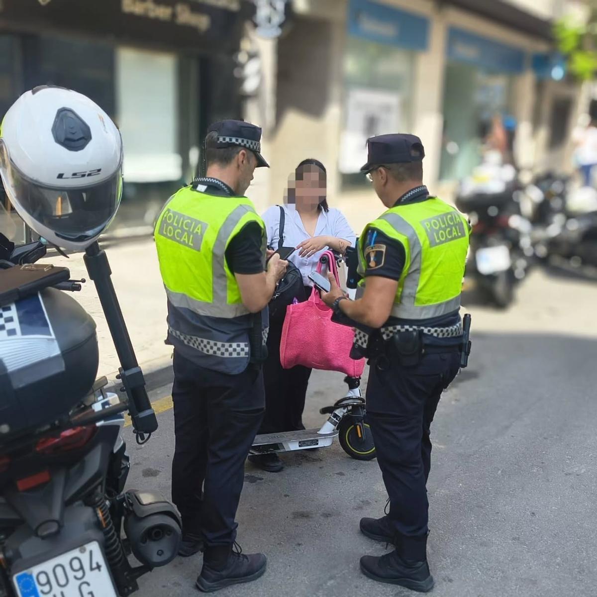 Control de vehículos de movilidad personal en el casco urbano de Torrevieja en una imagen reciente