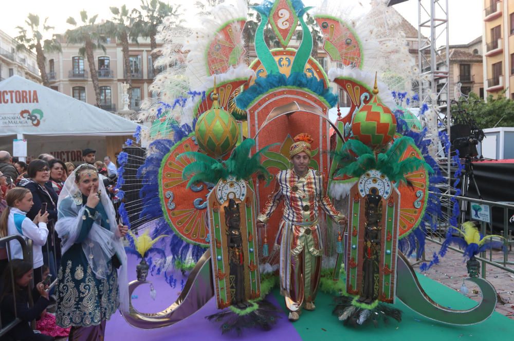 Desfile de dioses y grupos de animación.