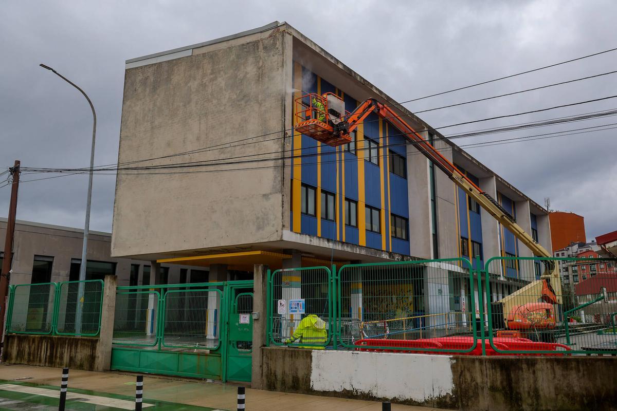 Obras en la fachada del colegio A Lomba, el pasado invierno.