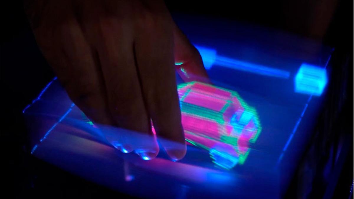 Un usuario agarra y gira un automóvil 3D.