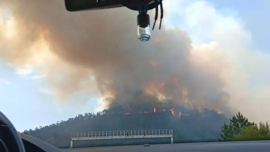 VÍDEO: Preocupación en Grado por la evolución del incendio forestal que afecta a Peñaflor y Vega de Anzo